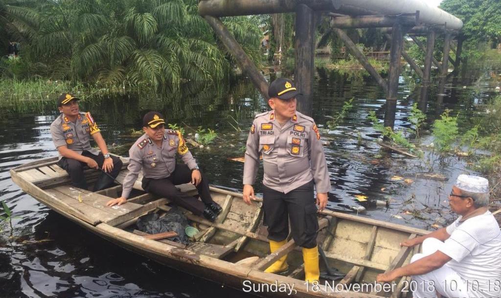 Kapolres Rohil dan Rombongan Kunjungi Warga Korban Banjir Di Kecamatan Rantau Kopar 